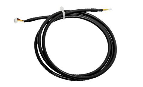 Aufgerolltes schwarzes Kabel mit kleinen Steckern an beiden Enden, mit einem weißen Band auf weißem Hintergrund gesichert.