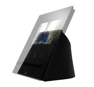 Schwarzes Tisch-Videotelefon mit geneigtem Touchscreen, auf dem eine Person angezeigt wird, Tastatur und Anrufsteuerungen auf der Vorderseite.