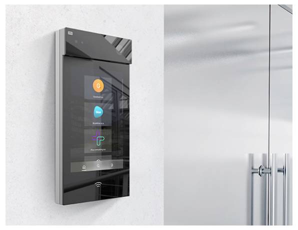 Wandmontiertes Smart-Glass-Türzugangsfeld mit Touch-Screen-Login-Optionen neben einem Glastügriff