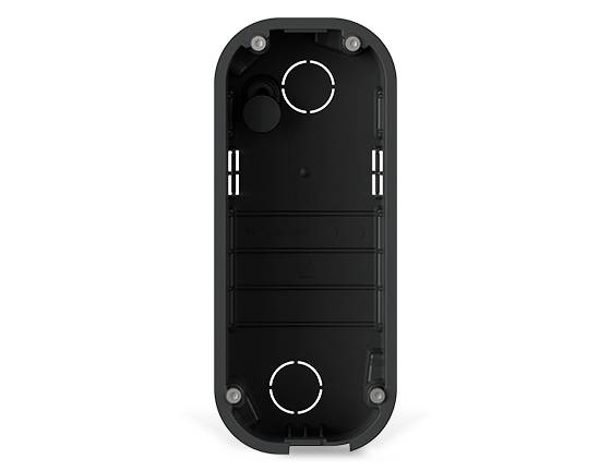 Rückansicht einer schwarzen wandmontierten Geräterückplatte mit kreisförmigen Ausschnitten, Schraubenbefestigungen und vertikalen Schlitzen.