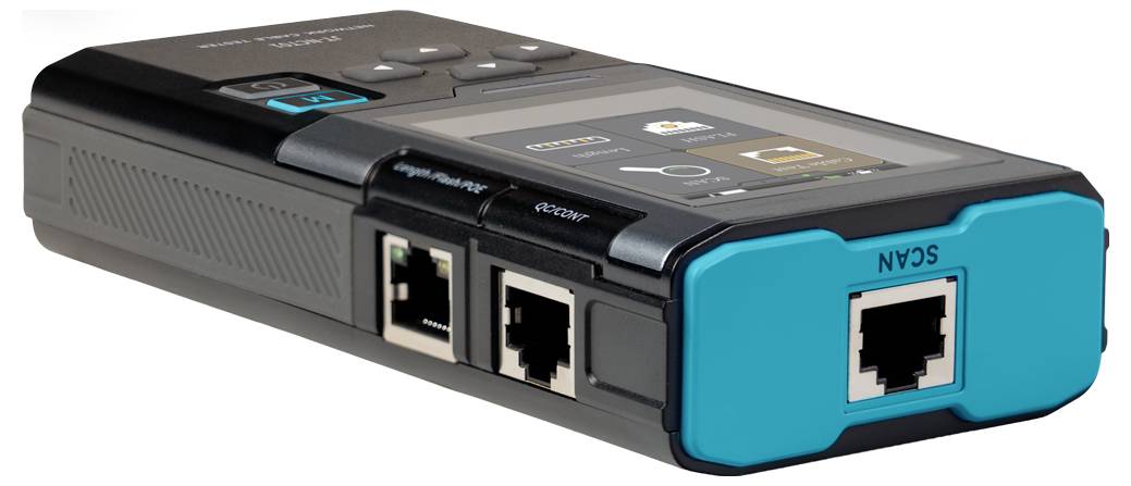 Tragbares Netzwerkkabeltester mit zwei Ethernet-Anschlüssen und kleinem Display, dargestellt in einem schwarzblauen tragbaren Gerät.