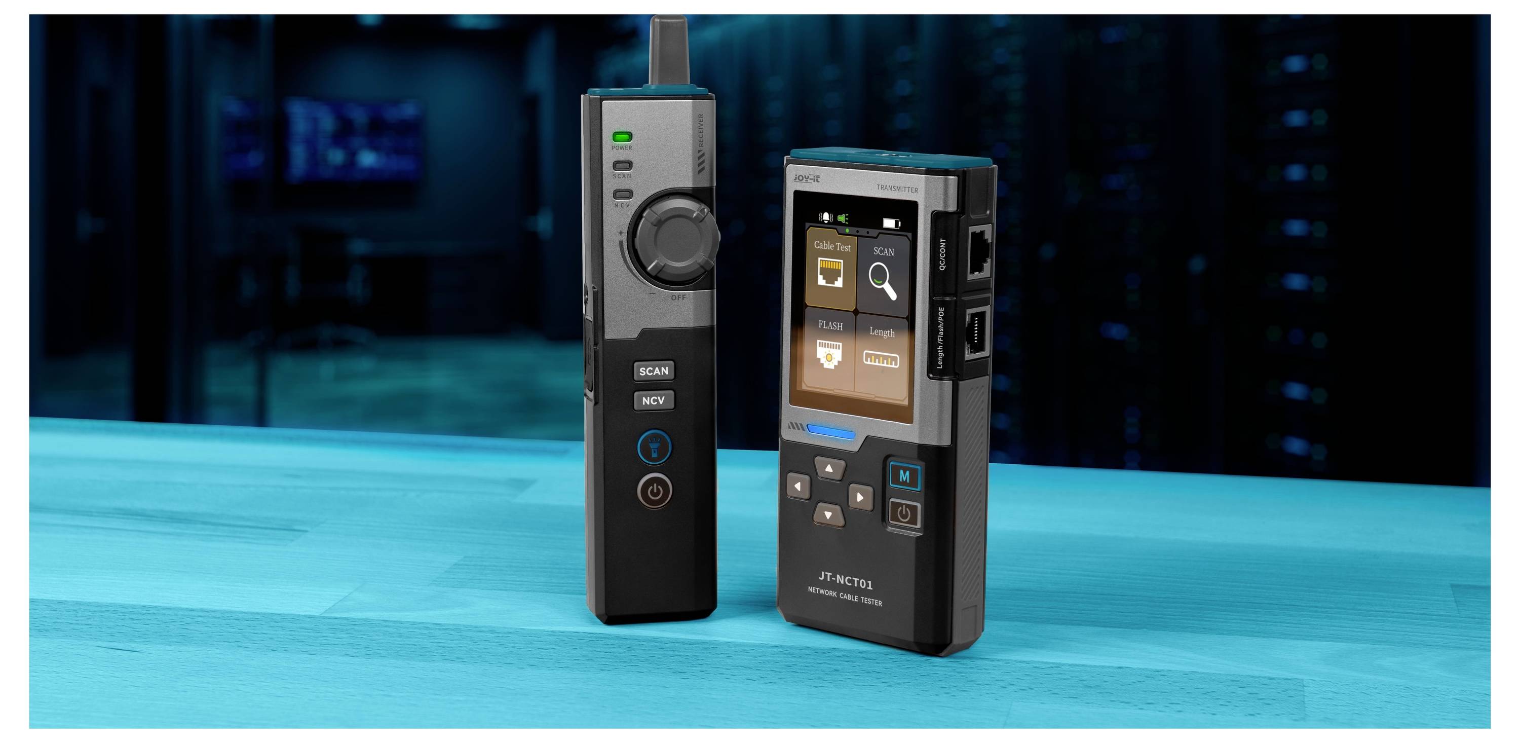 Zwei industrielle tragbare Controller auf einem blauen Tisch, einer mit einem Zifferblatt und Tasten, der andere mit einem Touchscreen-Menü mit Symbolen.