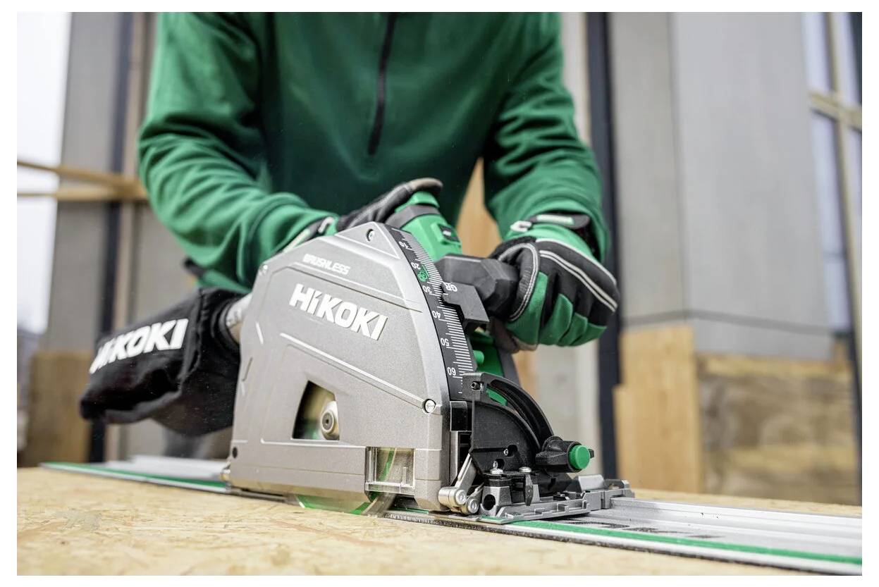 Arbeiter, der eine HIKOKI Kreissäge verwendet, um ein langes Holzbrett auf einer Werkbank auf einer Baustelle zu schneiden