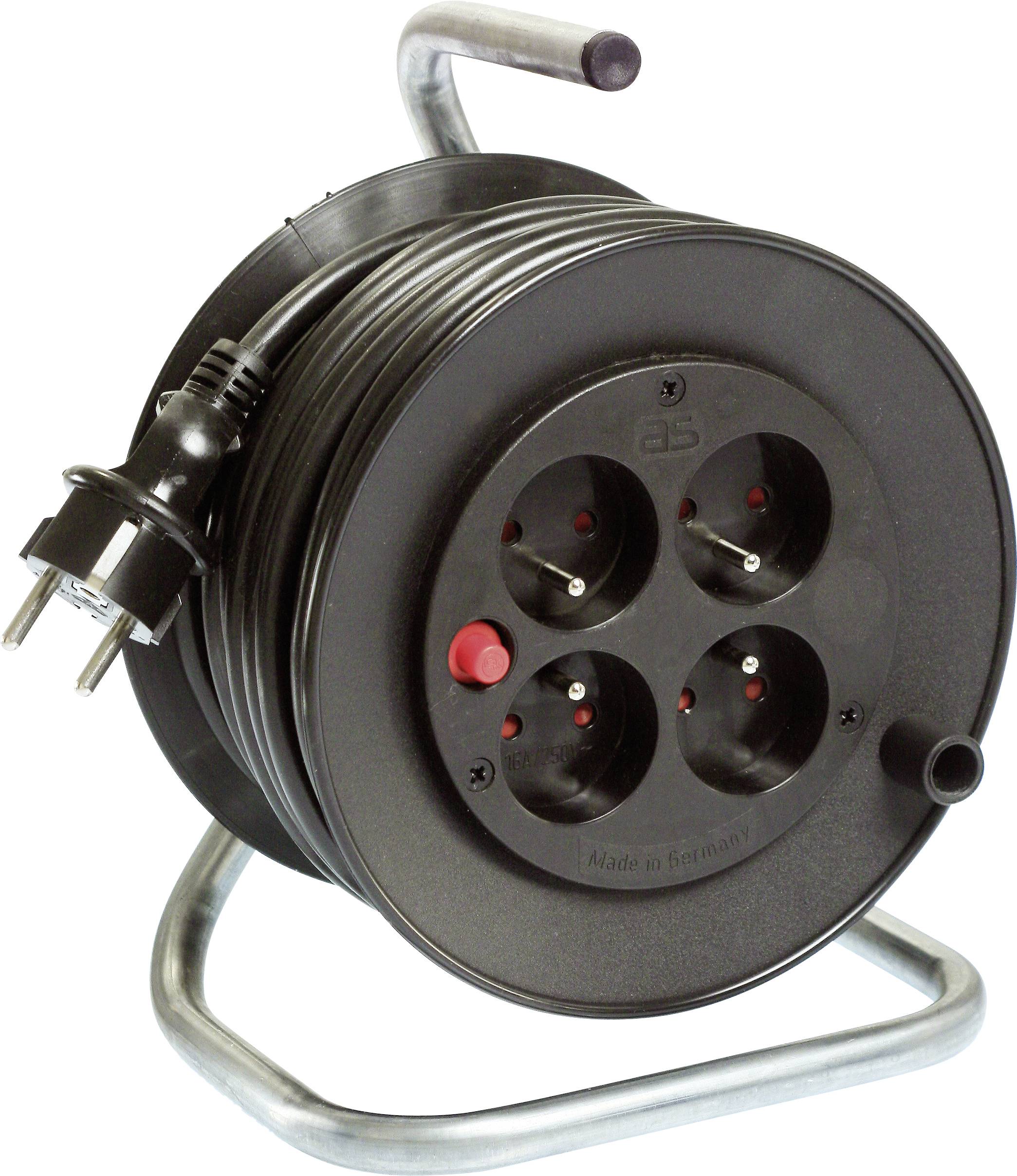 Tragbare schwarze Kabelrolle mit vier Steckdosen, einem Stromstecker und einem Metallständer auf weißem Hintergrund.