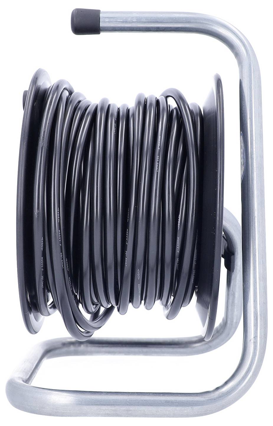 Aufgerolltes schwarzes Kabel auf einer Metallspule mit silberfarbenem U-förmigem Griff, freigestellt auf weißem Hintergrund.