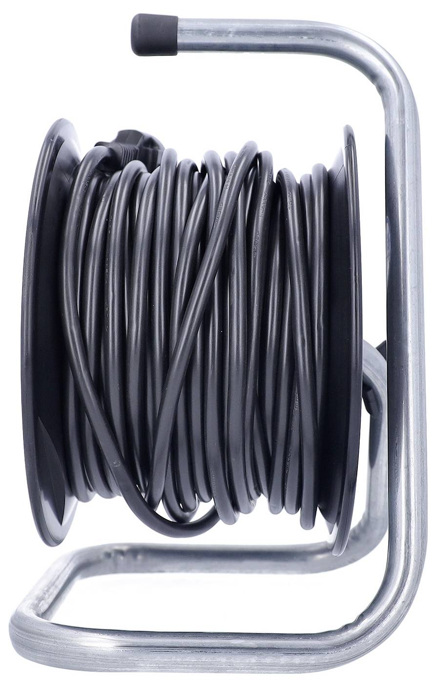 Aufgewickeltes schwarzes Kabel auf einer Metallhandkurbel-Spule.