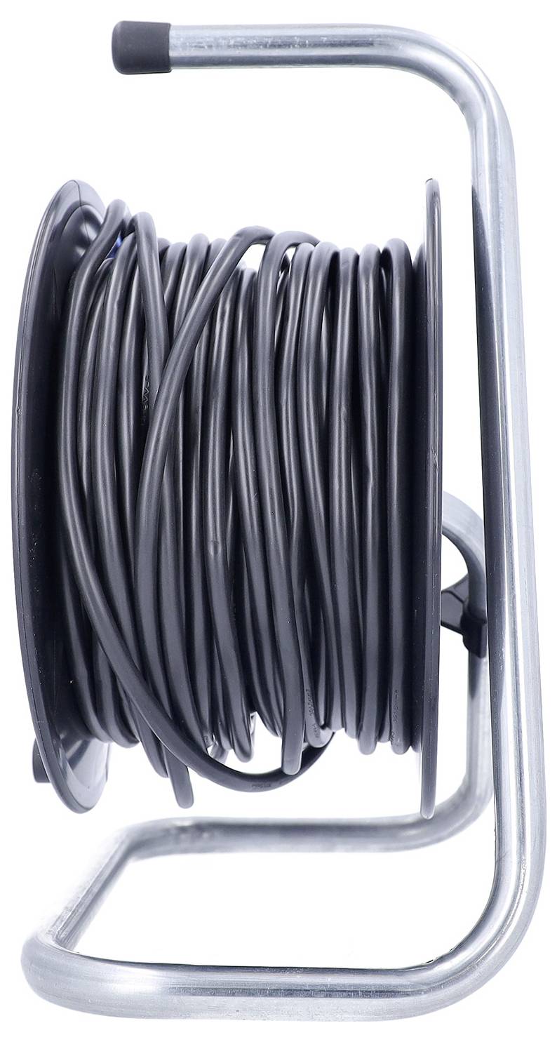Aufgerolltes schwarzes Kabel oder Schlauch aufgewickelt auf einer Metalltrommel mit Griff, vor weißem Hintergrund dargestellt.