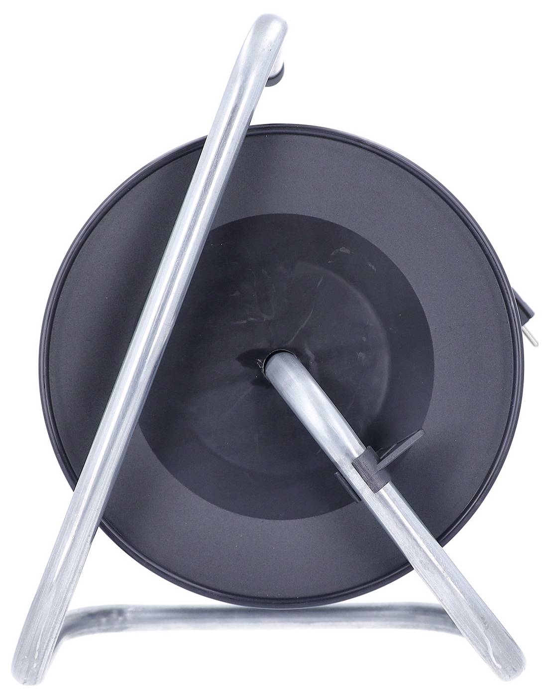 Eine schwarze Schlauchtrommel mit Rückzugsfunktion auf einem silbernen Metallständer, Vorderansicht vor weißem Hintergrund dargestellt.