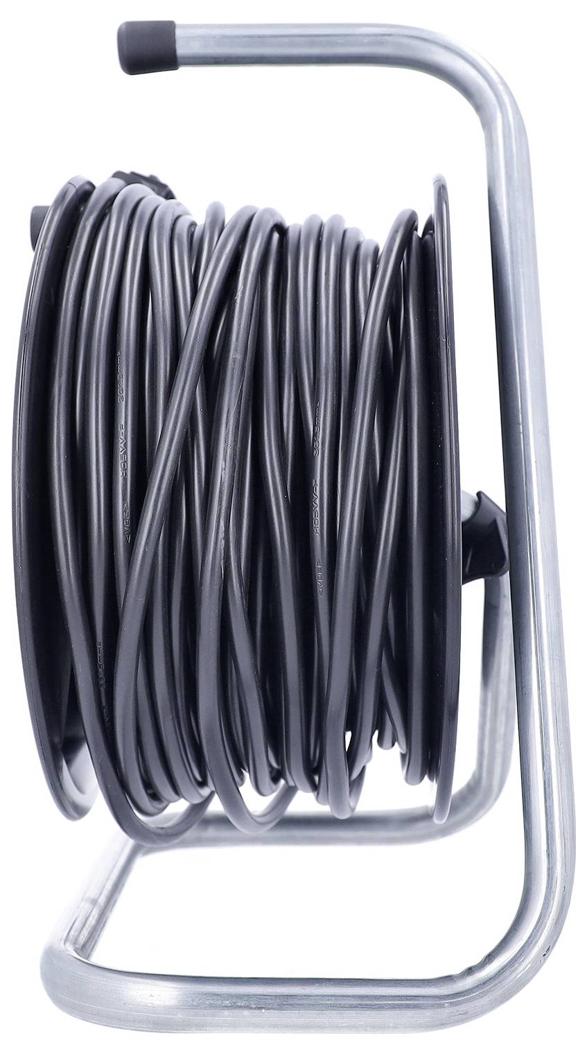 Aufgerollter schwarzer Schlauch oder Kabel auf einem Metallspulenständer mit Griff, vor weißem Hintergrund gezeigt.