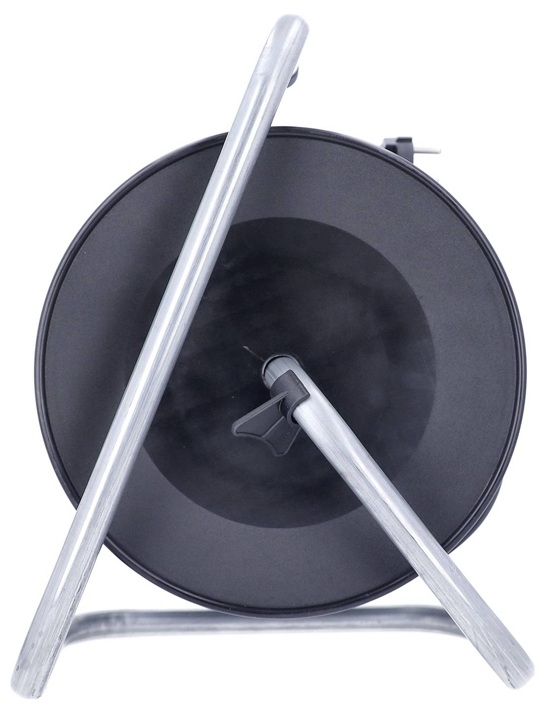 Schwarze kreisförmige Spule oder Wickeltrommel mit zwei überkreuzten Metallstützbalken an der Vorderseite, isoliert auf weißem Hintergrund.
