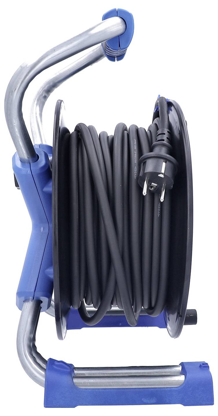 Tragbare Kabelrolle mit aufgewickeltem schwarzem Stromkabel und angebrachtem Stecker auf einem blauen Metallrahmen