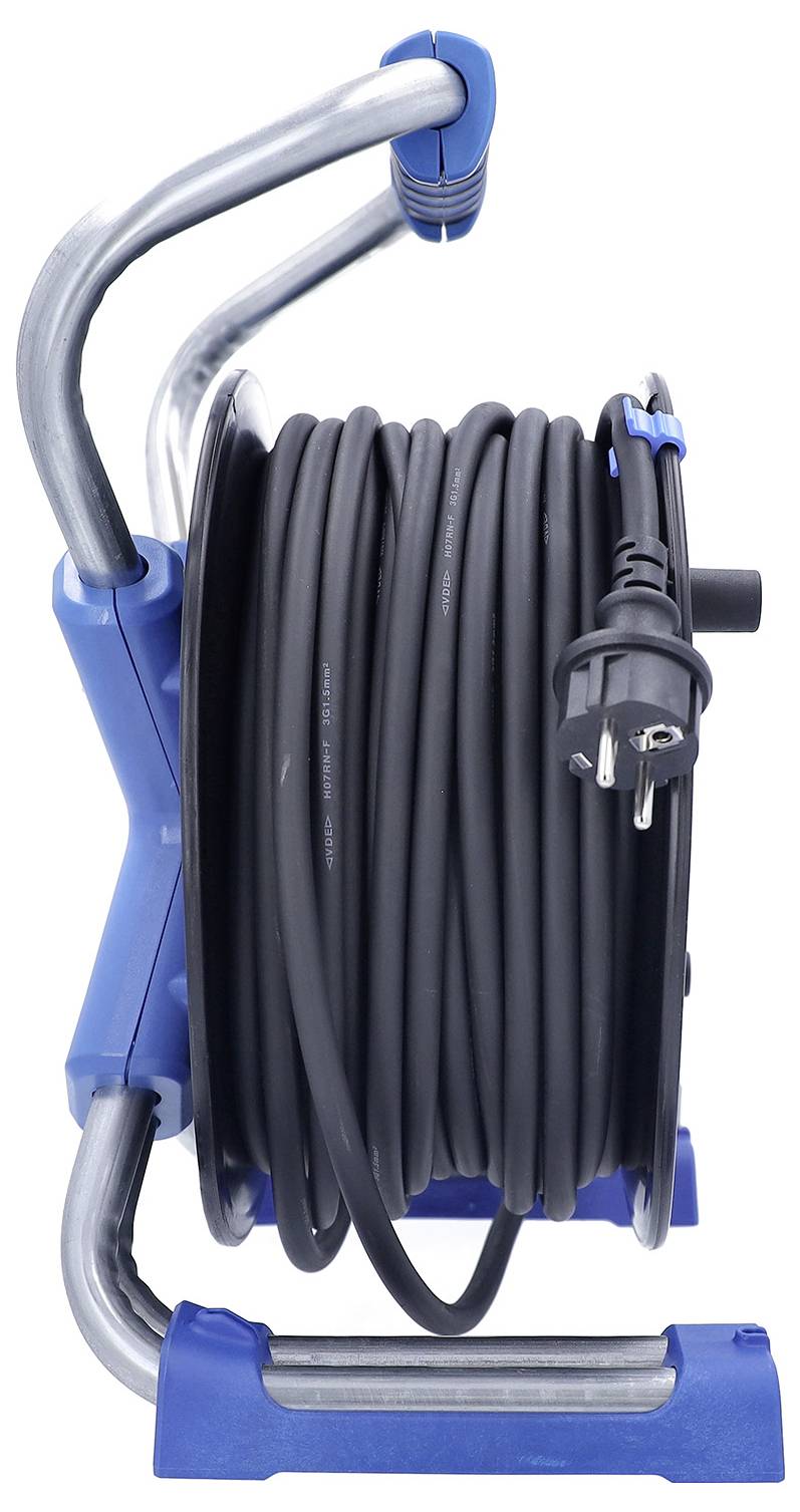 Tragbare Kabelrolle mit aufgewickeltem schwarzem Stromkabel und zweipoliger Steckdose auf einem blauen Metallrahmen.