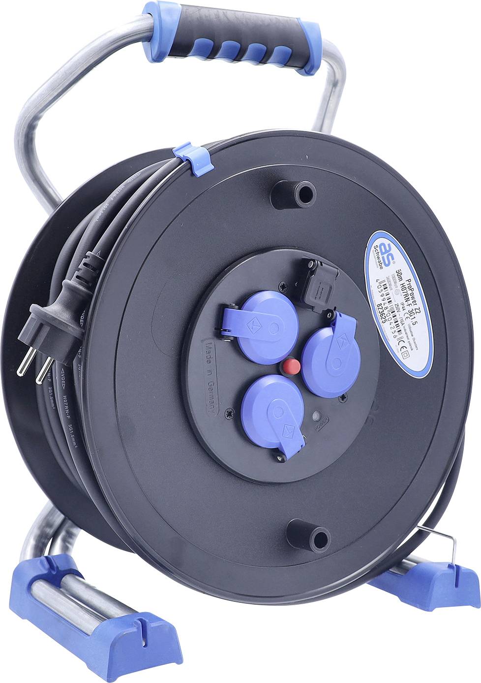Tragbare schwarze Kabelrolle mit blauem Griff, Stromstecker, Steckdosen und Ständer auf weißem Hintergrund.