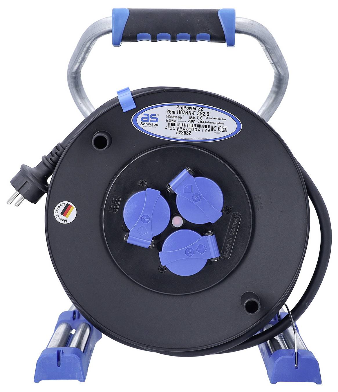Schwarze Kabelrolle mit blauem Griff, drei blauen Steckdosen und europäischem Stromstecker auf weißem Hintergrund.