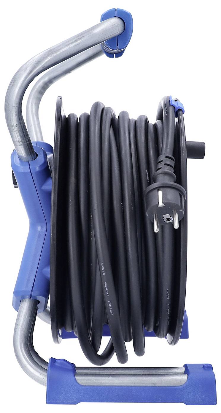 Elektrische Kabelrolle mit aufgewickeltem schwarzem Stromkabel und Stecker auf einem blauen Metallrahmen vor weißem Hintergrund.
