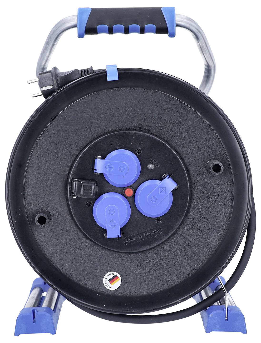 Eine schwarze Kabelrolle mit metallischem Griff, blauen Steckdosen und Steckern sowie einem aufgewickelten Kabel auf einem tragbaren Ständer.