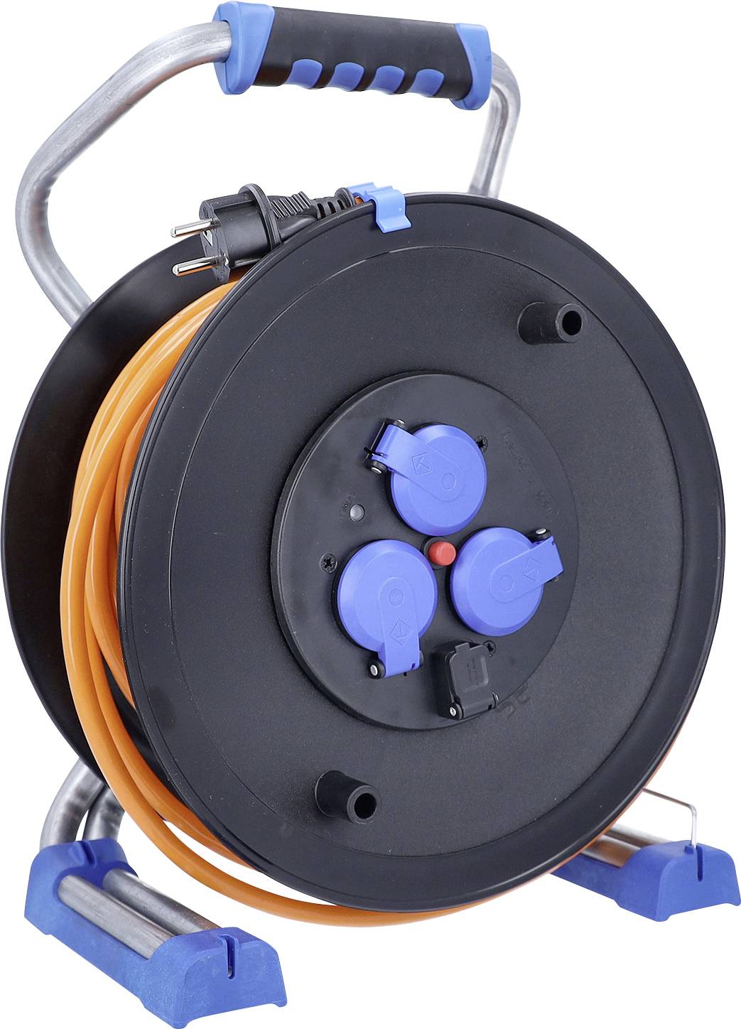 Tragbare Kabelrolle auf einem Metallständer mit orangefarbenem Verlängerungskabel, blauem Griff und Steckdosen für vorübergehende elektrische Nutzung.