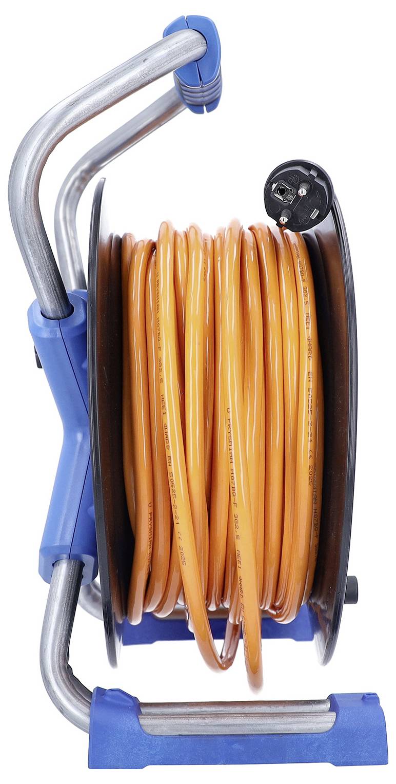 Tragbare Kabelrolle mit orangefarbenem Verlängerungskabel, das auf einem blauen Metallrahmen und einer schwarzen Trommel aufgewickelt ist, auf weißem Hintergrund dargestellt