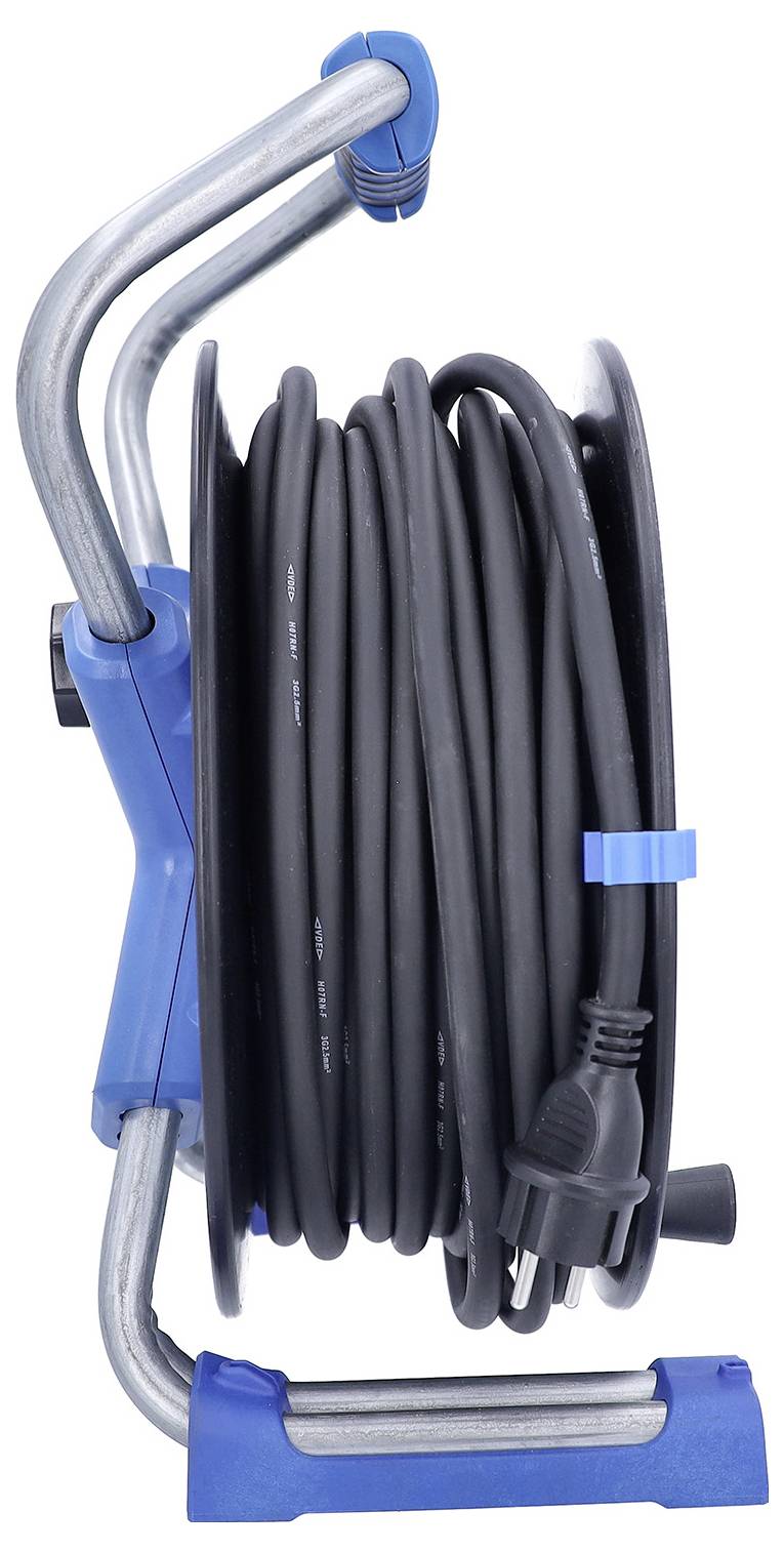 Tragbare Kabelrolle mit aufgewickeltem schwarzem Stromkabel und Stecker auf einem blau-metallischen Gestell