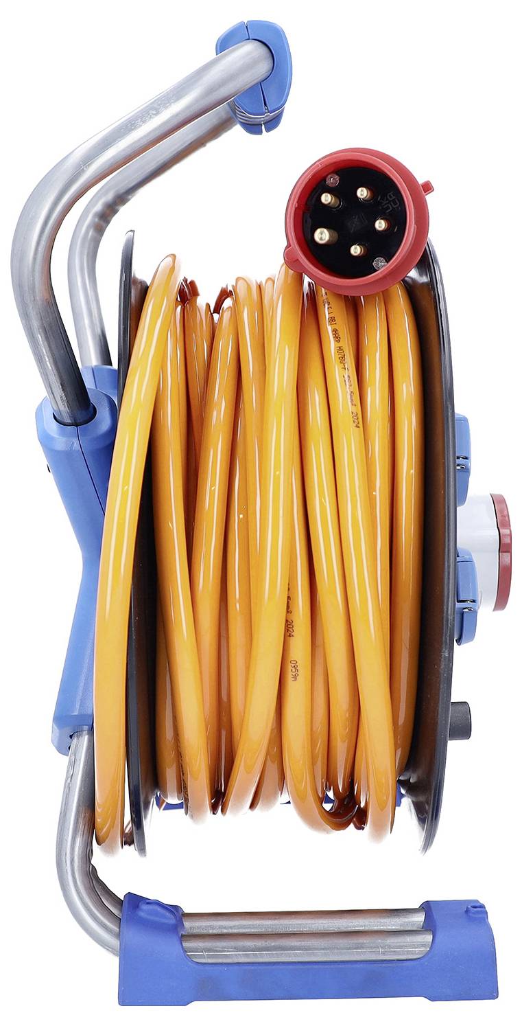Orange electrical extension cord wound on a blue metal reel, with a red plug facing forward.Oranges Elektroverlängerungskabel aufgewickelt auf einer blauen Metallspule, mit einem roten Stecker nach vorne gerichtet.