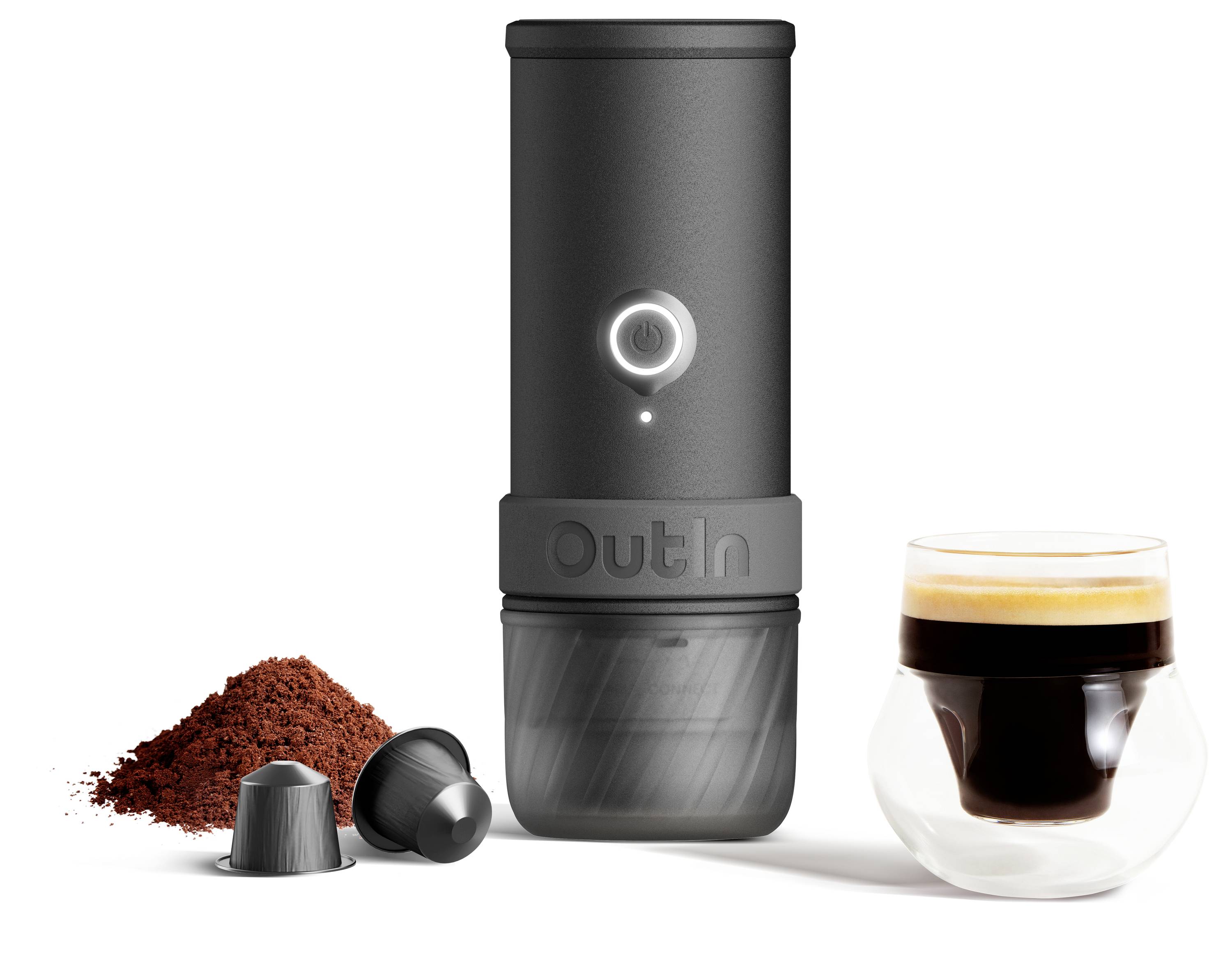 Kompakte tragbare Kaffeemaschine mit Pod-Kapseln und ein gebrühter Espresso in einer Glastasse