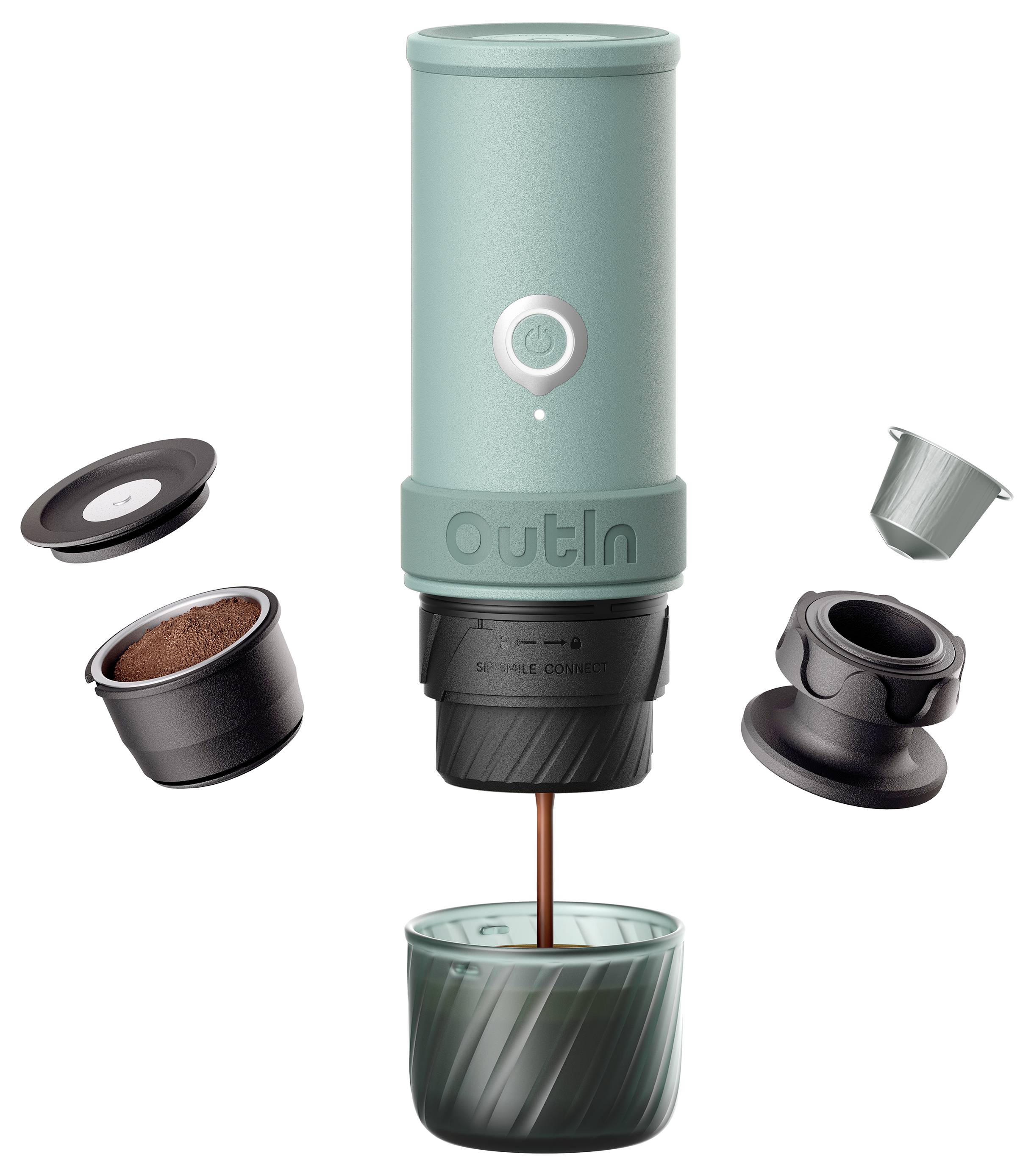 Tragbarer elektrischer Espressomaschine mit ihren Einzelteilen, die um eine mintgrüne Einheit herum angeordnet sind und Kaffee in eine Glastasse brüht.