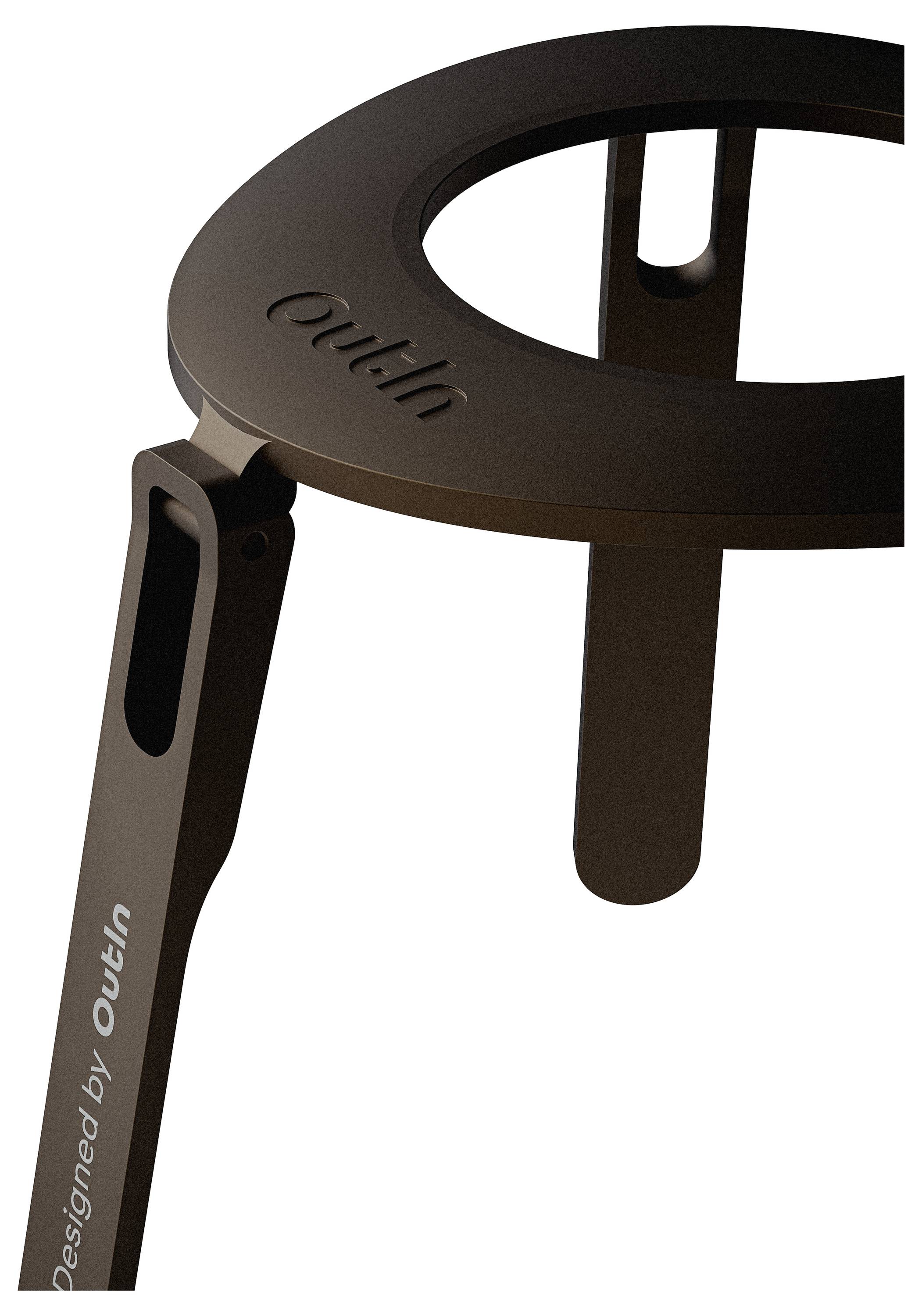 Minimalistische Hocker oder Beistelltisch aus braunem Metall mit einer runden Oberseite und drei Beinen, in Nahaufnahme auf weißem Hintergrund dargestellt.