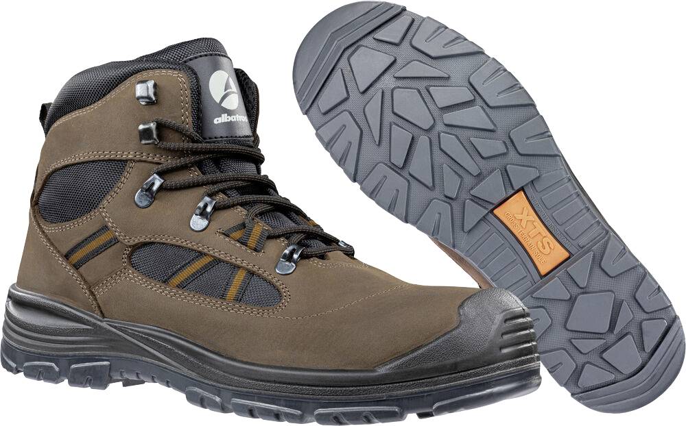 Brauner Wanderschuh von der Seite und Sohle gezeigt, mit grauer Außensohle und orangefarbenem 