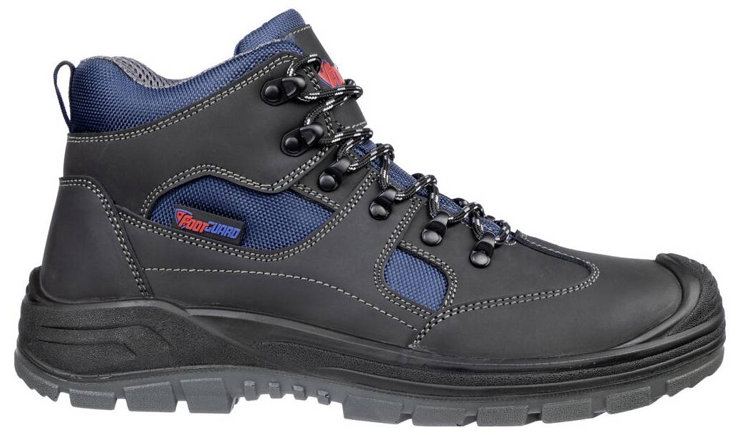 Schwarz-blauer hoher Arbeits-Wanderschuh in der Seitenansicht auf weißem Hintergrund.