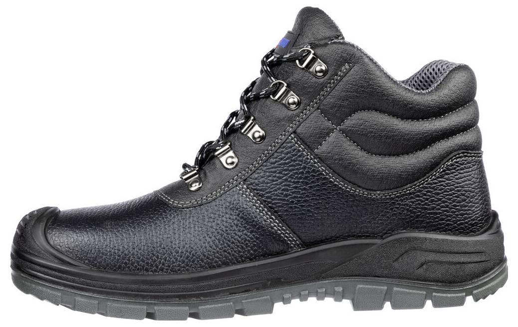 Schwarzer hoher Wanderstiefel mit Schnürverschluss, gepolstertem Schaft, robuster Profilsohle, Seitenansicht auf weißem Hintergrund dargestellt.
