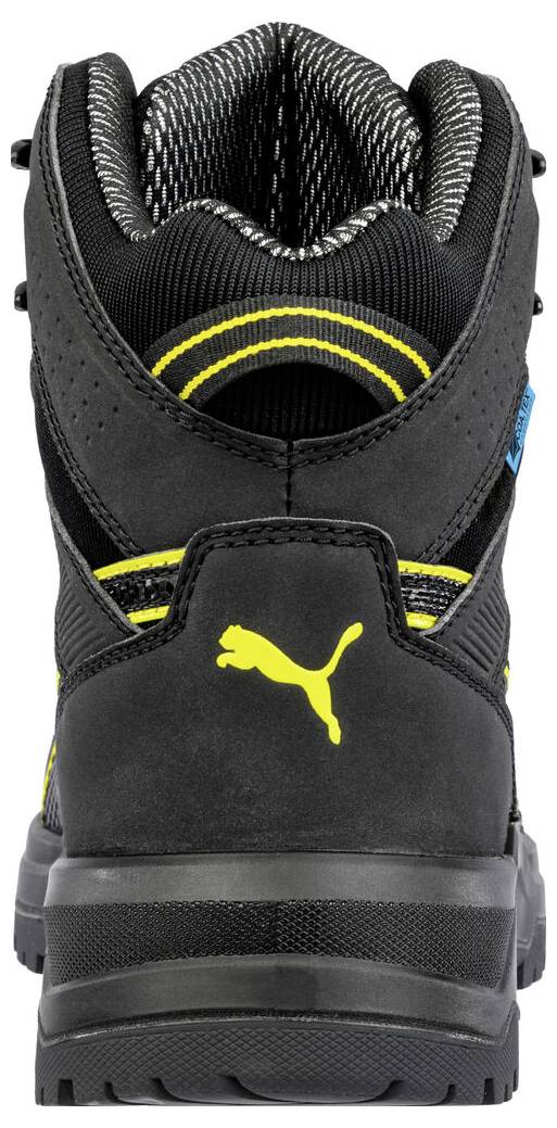 Rückansicht eines schwarzen Puma-Arbeitsschuhs mit gelbem Logo und reflektierenden gelben Akzenten, die die gepolsterte Manschette und die robuste Sohle zeigen.