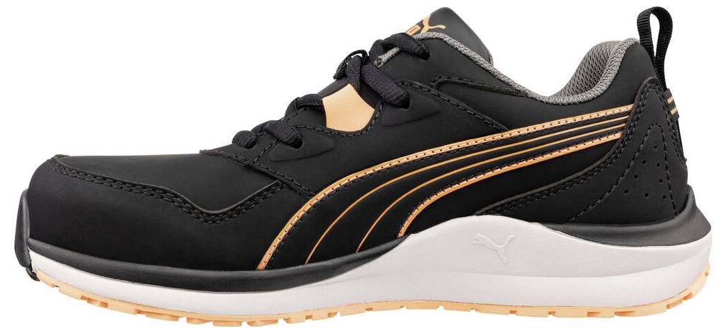 Schwarzer Puma-Sportschuh mit orangefarbenen Akzenten und weißer Sohle, Seitenansicht auf einfachem weißem Hintergrund.