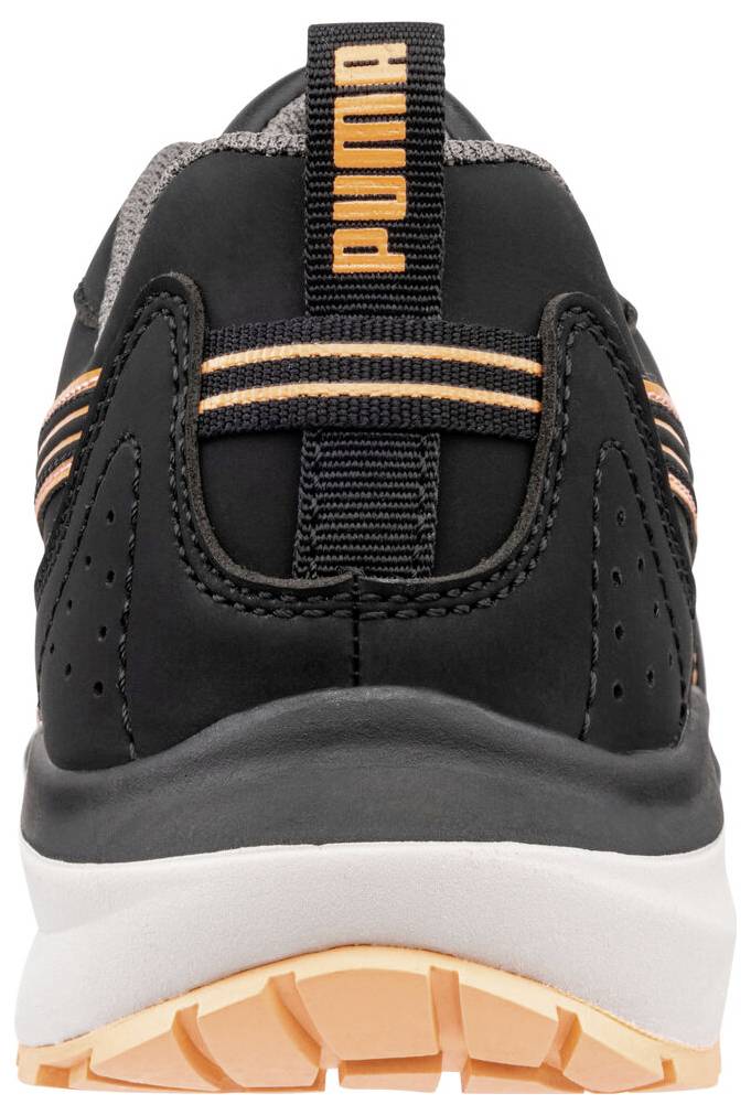 Schwarzer Puma-Sportschuh von hinten gezeigt, mit orangefarbenen Logo-Akzenten und einer weiß-orangefarbenen Sohle.