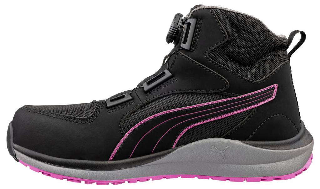 Schwarzer Puma-Highcut-Sportschuh mit rosa Akzenten und grauer Sohle, in Seitenansicht auf weißem Hintergrund gezeigt.