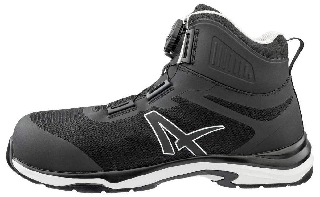 Schwarzer hoher Sportschuh mit weißer Sohle und Seitenlogo, in Profilansicht auf weißem Hintergrund gezeigt.