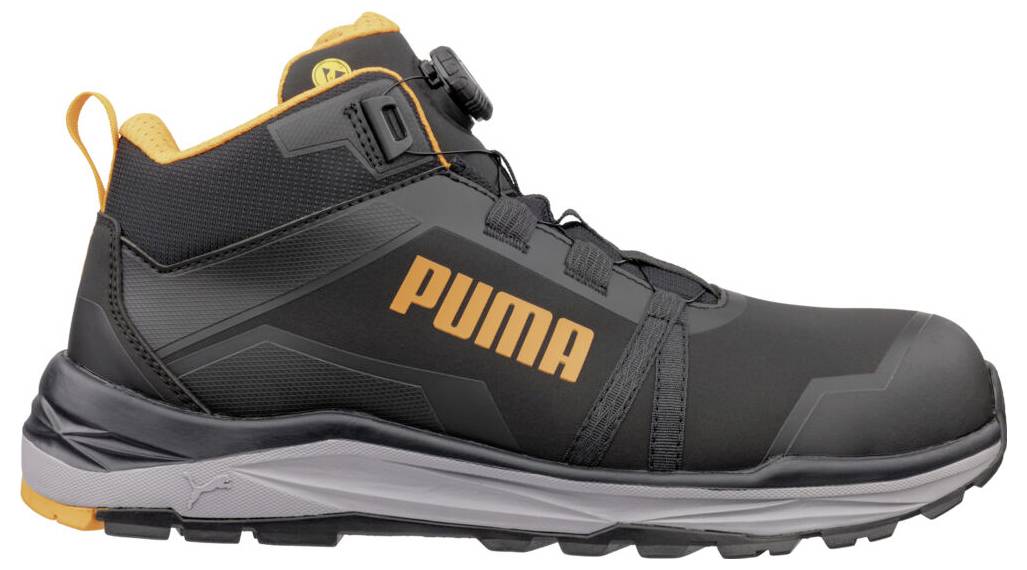 Schwarzer und orangefarbener Puma High-Top-Wanderschuh in Seitenansicht auf weißem Hintergrund.