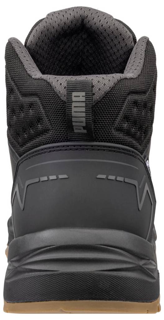 Schwarzer Puma-Basketballschuh in Hochform, von hinten gezeigt, mit gepolstertem Kragen und Gummilaufsohle, auf weißem Hintergrund