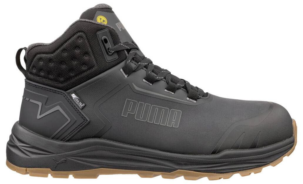 Schwarzer Puma-Arbeitsschuh in High-Top-Ausführung mit Gummisohle, seitlichem Logo, gepolstertem Knöchelkragen und Schnürverschluss auf weißem Hintergrund