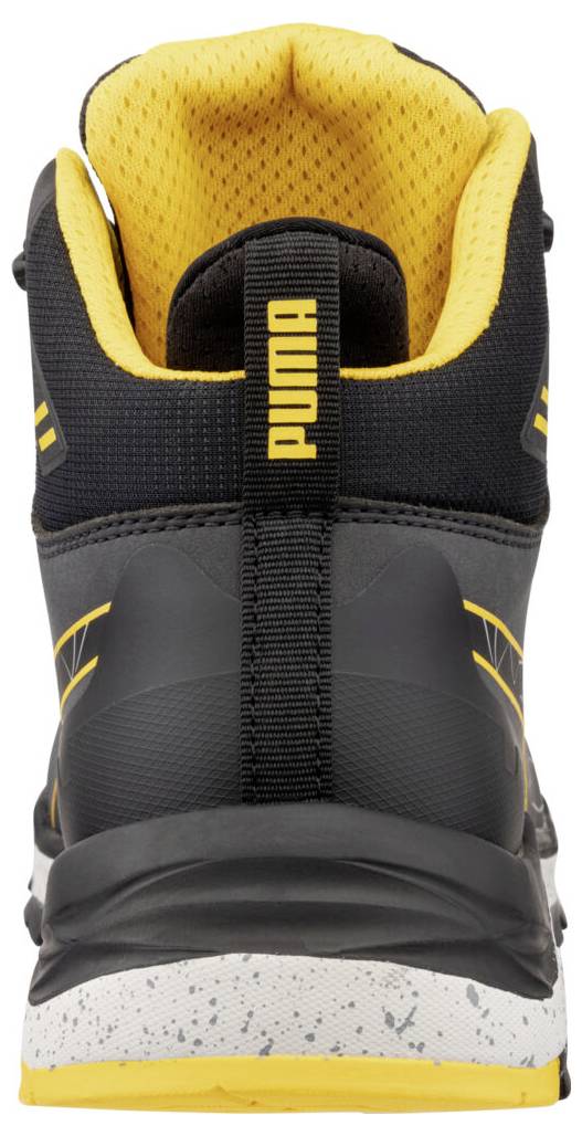 Rückansicht eines schwarzen und gelben Puma-Sportschuhs mit weiß gesprenkelter Sohle.