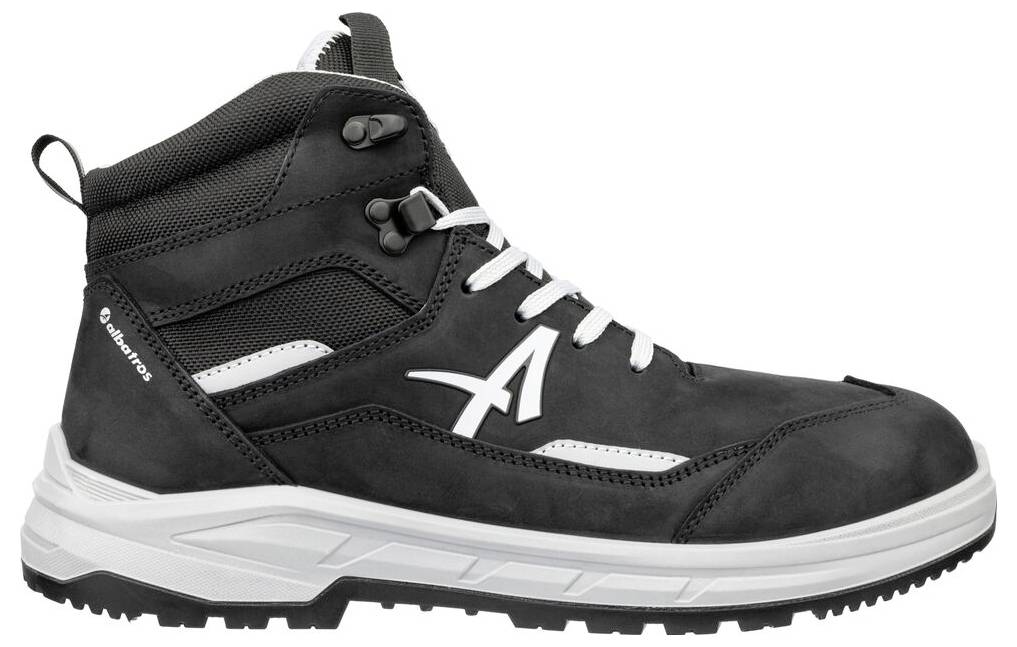 Schwarzer hoher Sportschuh mit weißen Schnürsenkeln, Logo und dicker grauer Sohle in Seitenansicht dargestellt.
