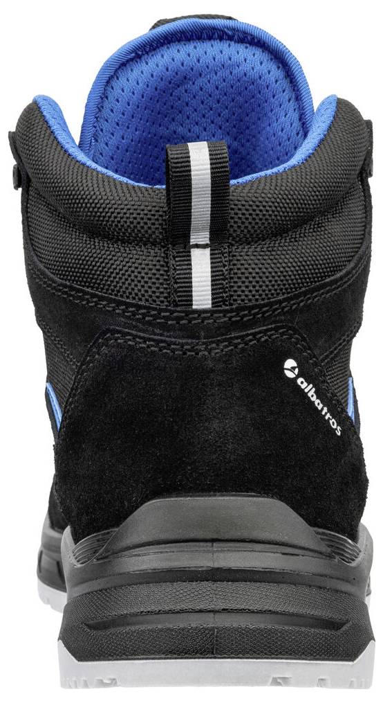 Schwarzer und blauer Wanderstiefel von hinten dargestellt, mit gepolstertem Schaft und robuster Lauffläche.