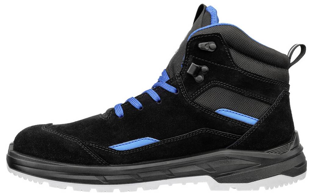 Schwarzer hoher Wanderstiefel mit blauen Akzenten und einer robusten Sohle, in Seitenansicht auf weißem Hintergrund gezeigt.