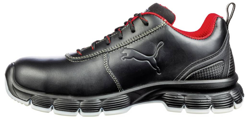 Schwarzer Puma-Sportschuh mit rotem Inneren, Seitenansicht auf weißem Hintergrund.