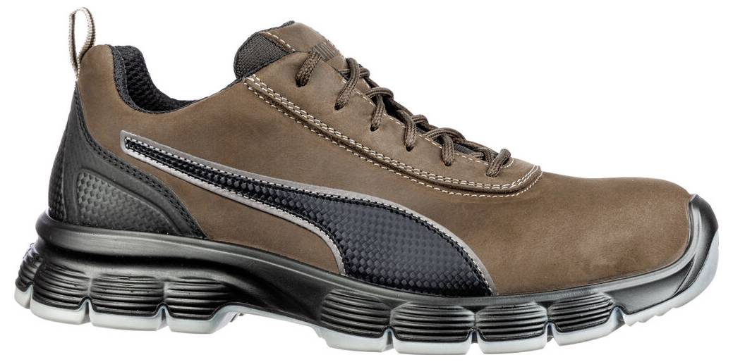 Brauner Schnürarbeitsstiefel mit schwarzen strukturierten Seitenpaneelen, dicker gepolsterter Sohle und verstärkten Zehen- und Fersenbereichen auf weißem Hintergrund