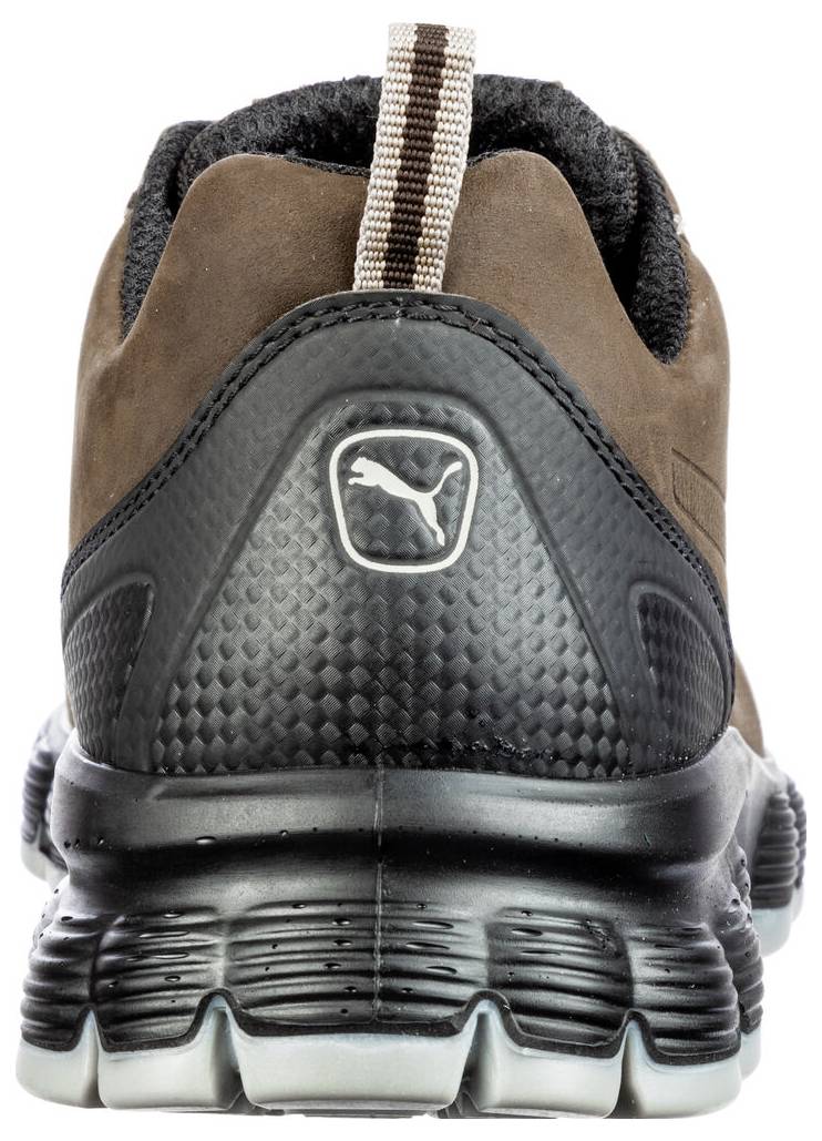 Rückansicht eines braun-schwarzen Sportschuhs mit einem Puma-Logo auf der Ferse und einer dicken gepolsterten Sohle.