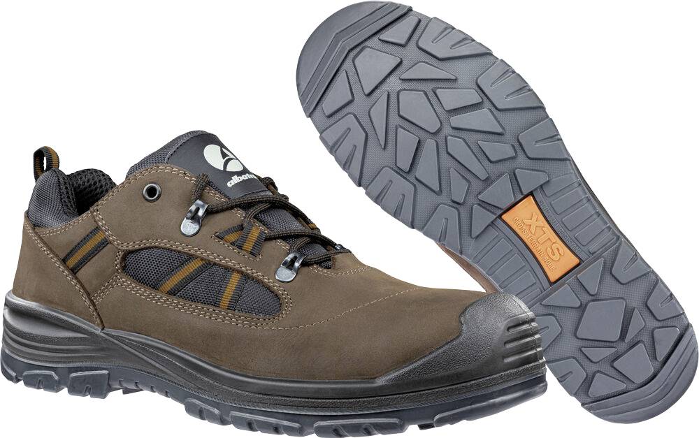 Brauner niedriger Wanderschuh, gezeigt mit einem Schuh aufrecht und einer Sohle nach vorne gerichtet, wobei das robuste Profil und die Zehenkappe hervorgehoben werden.