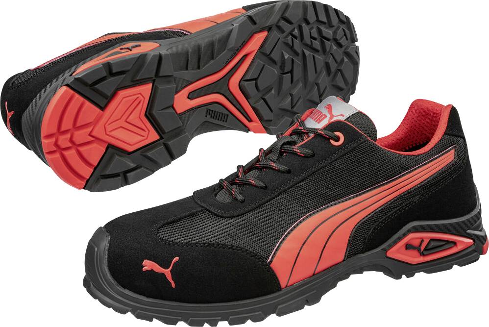 Schwarzer und roter Puma-Arbeitsschuh für Sport, gezeigt von der Seite und von der Sohle, wobei die Profilsohle und das gepolsterte Design mit niedrigem Schaft hervorgehoben werden.