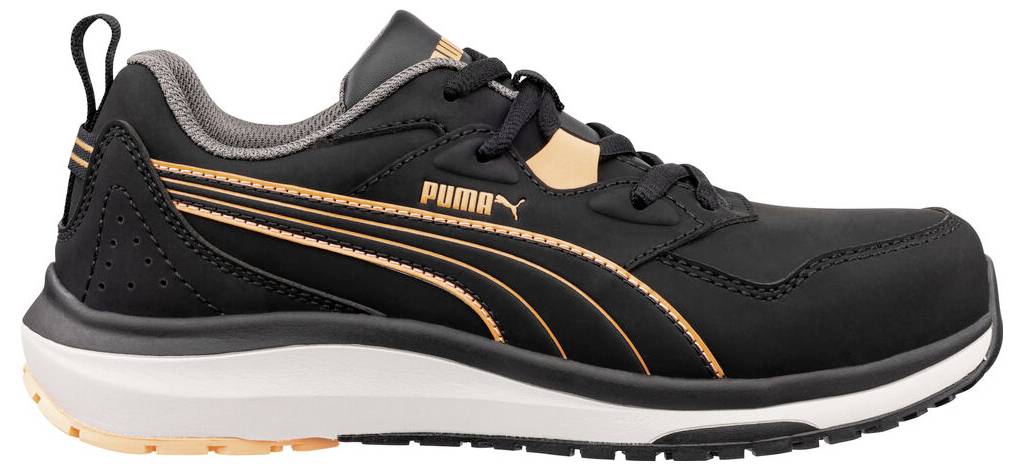 Schwarzer Puma-Sportschuh mit orangefarbenen Akzenten und weißer Sohle, in Seitenansicht auf einfachem weißem Hintergrund gezeigt.