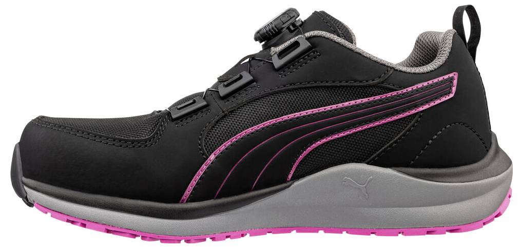 Schwarzer Sportschuh mit rosa Akzentstreifen und Sohle auf weißem Hintergrund, in Seitenansicht gezeigt.