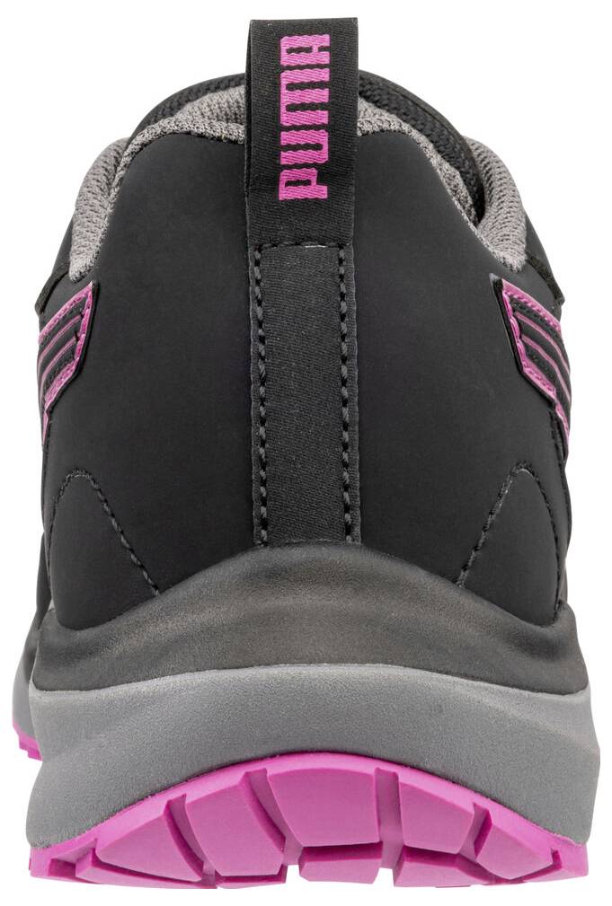 Rückansicht eines schwarzen Puma-Sportschuhs mit rosa Logo und Akzenten, zeigt eine dicke graue Mittelsohle und eine leuchtend rosa Laufsohle.